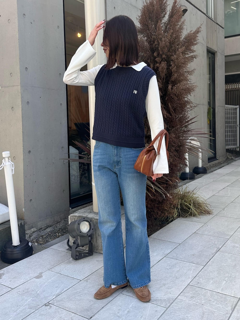 「春先取り、お出かけコーデ、大人かわいい、春服、大人カジュアルコーデ、ベスト、ベスト×シャツ、シャツカーディガン、デニム、デニムパンツ、フレアパンツ、フレアデニム、ボストンバッグ、レイヤード、レイヤードスタイル」｜「fredy emueの【haru企画】フレアデニムパンツ（デニムパンツ、ブルー系）」を使った、Maikaさん（レディース・163cm）の春コーディネートの1枚目の写真