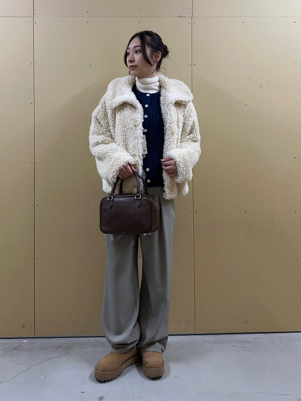 「冬コーデ、クリスマスに着たい服、ブーツ、スラックス、スラックスパンツ、パンツスタイル、ケーブルニット、ニットコーデ、ファーコート、アウター、大人かわいい、あったかコーデ、ボストンバッグ、ラクチンコーデ、キレイめ」｜「fredy emueのウール混FR刺繍ケーブル柄カーディガン（ニット/セーター、ブルー系）」を使った、Maikaさん（レディース・163cm）の冬コーディネートの1枚目の写真