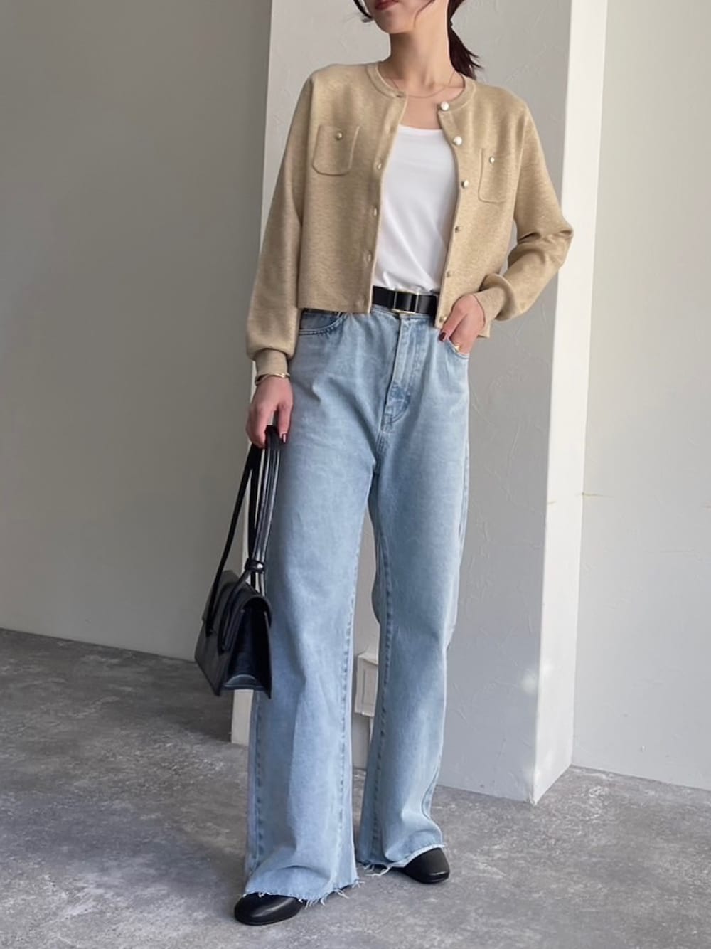 「真冬のあったかスタイル、大人可愛い、カジュアルスタイル、パンツスタイル、春服、デニム、デニムパンツ、カーディガン、カーディガンコーデ、切りっぱなしデニム、フレアデニム、フレアパンツ、ラメ、ラメトップス、フラップバッグ」｜「fredy emueのカットオフセミフレアデニムパンツ（デニムパンツ、ブルー系）」を使った、Maikaさん（レディース・163cm）の冬コーディネートの1枚目の写真