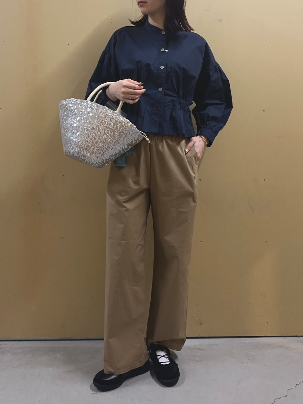 「春色、春服コーデ、大人コーデ、シンプルコーデ、大人女子、シャツ/ブラウス、オトナカワイイ、シャツ、シャツスタイル、クロップドトップス、綿ナイロン、セミワイドパンツ、スパンコール、スパンコールバック、お出かけコーデ」｜「fredy emueのクロップドウエストギャザーブラウス（シャツ/ブラウス、ブルー系）」を使った、Maikaさん（レディース・163cm）の春コーディネートの1枚目の写真