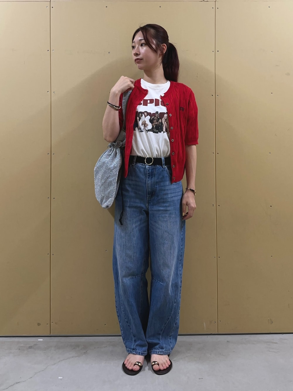 ブルー系のデニムパンツ、ホワイト系のTシャツ/カットソー、シルバー系のトートバッグを着用したレディースの夏コーディネートの1枚目の写真
