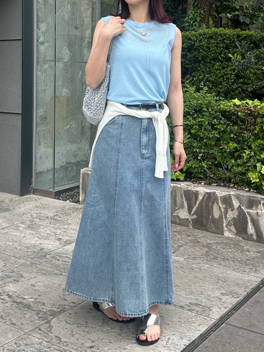 「サンダル、シンプルコーデ、おでかけコーデ、夏服、デニム、デニムスカート、リネン混、カーディガン、ｶｰﾃﾞｨｶﾞﾝ巻き、ノースリーブ、かごバッグ、メタリック、お出かけ、お出かけコーデ、大人カジュアル」｜「fredy emueのリネン混ノースリーブニットプルオーバー（タンクトップ、ブルー系）」を使った、Maikaさん（レディース・163cm）の春コーディネートの1枚目の写真