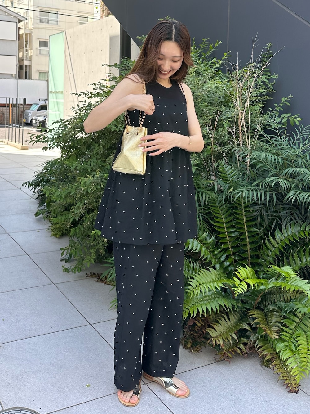 「きれいめカジュアル、アウトドアスタイル、初夏コーデ、ブラウス、休日スタイル、春、セットアップ、ドット柄、ゴールドアクセ、チェーンバッグ、サンダル、サンダルコーデ、キャミブラウス、春夏コーデ、フレンチカジュアル」｜「fredy emueの【セットアップ着用可能】ドット刺繍イージーパンツ（その他パンツ、ブラック系）」を使った、Maikaさん（レディース・163cm）の春コーディネートの1枚目の写真