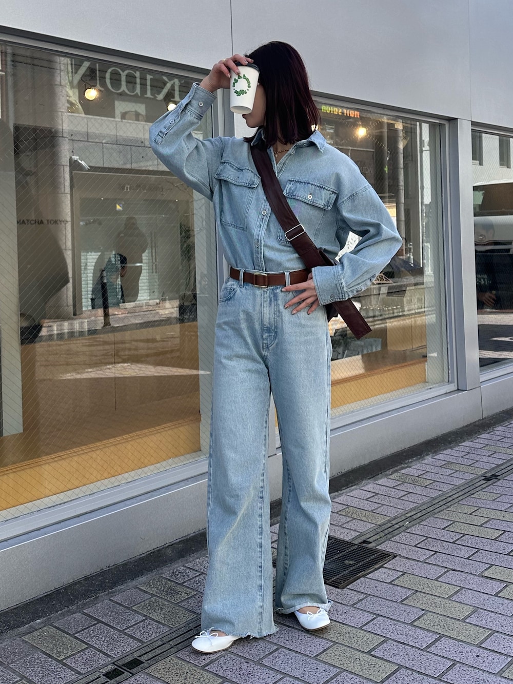 「シャツスタイル、春先取り、お出かけコーデ、大人カジュアルコーデ、セットアップ風、セットアップスタイル、デニム、デニムパンツ、デニムコーデ、デニムシャツ、ショルダーバッグ、フェイクレザー、フェイクレザーバッグ、バレエシューズ、春服」｜「fredy emueのカットオフセミフレアデニムパンツ（デニムパンツ、ブルー系）」を使った、Maikaさん（レディース・163cm）の春コーディネートの1枚目の写真