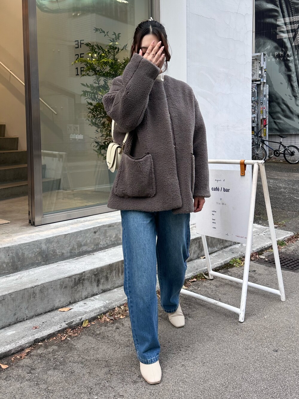 「冬コーデ、大人女子、オトナカジュアル、おでかけコーデ、デニムコーデ、デニム、大人コーデ、カジュアルガーリー、カジュアルスタイル、アウター、ミドル丈アウター、ボアアウター」｜「fredy emueのボアミドル丈コート（ノーカラーコート、ブラウン系）」を使った、Maikaさん（レディース・163cm）の冬コーディネートの1枚目の写真