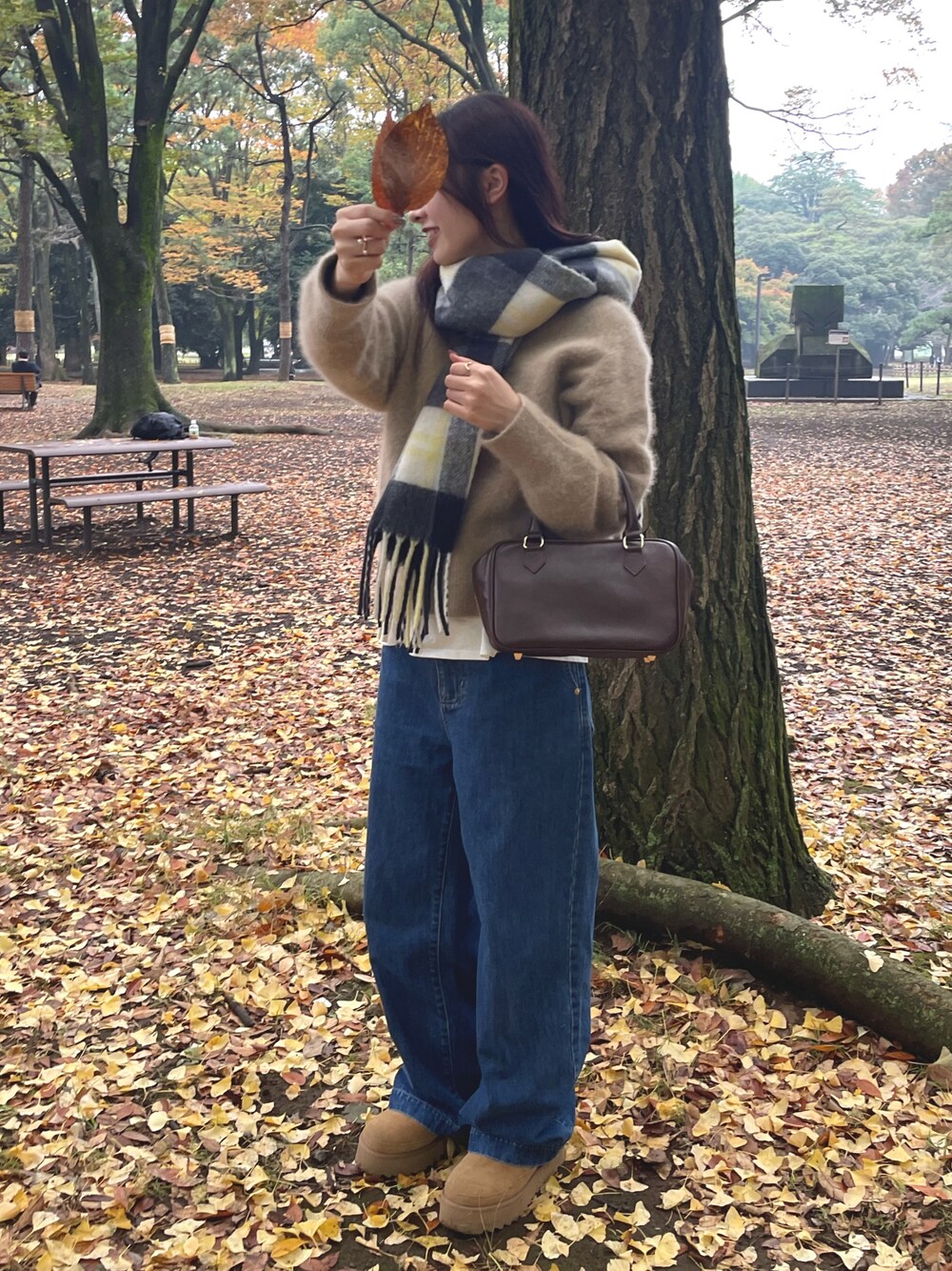 「ブラウン、休日スタイル、ニット、お出かけコーデ、デニム、大人かわいい、秋服、紅葉コーデ、公園コーデ、マフラー、レイヤードスタイル、FOX混ニット、ボストンバッグ、セミワイドデニム、Vネックニット」｜「fredy emueのFOX混Vネックニットプルオーバー（ニット/セーター、イエロー系）」を使った、Maikaさん（レディース・163cm）の秋コーディネートの1枚目の写真