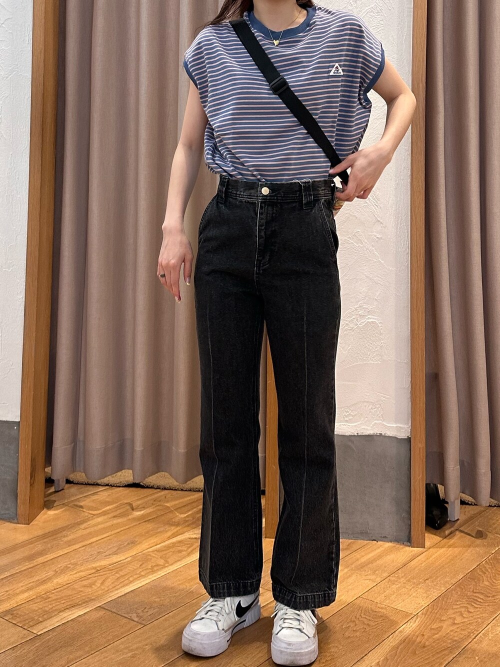 「ボーダー、お出かけコーデ、カジュアルコーデ、春夏コーデ、初夏コーデ、オトナカジュアル、大人かわいい、夏、ノースリーブ、デニム、デニムパンツ、フレアパンツ、アウトドアスタイル、イエべ秋、骨格ウェーブ」｜「fredy emueのセンタープレスセミフレアデニム（デニムパンツ、ブラック系）」を使った、Maikaさん（レディース・163cm）の春コーディネートの1枚目の写真