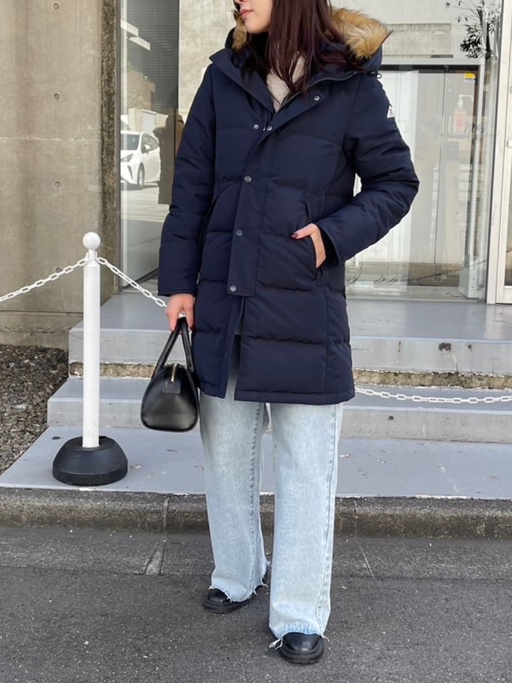 「真冬のあったかスタイル、カジュアルスタイル、パンツスタイル、アウターコーデ、冬服、ダウン、ロングダウン、GEVACO、デニム、デニムパンツ、デニムコーデ、フレア、フレアパンツ、お出かけ、お出かけコーデ」｜「GEVACOの【GEVACO/ゲバコ】タッサーロングダウン（ダウンジャケット/コート、ブルー系）」を使った、Maikaさん（レディース・163cm）の冬コーディネートの1枚目の写真