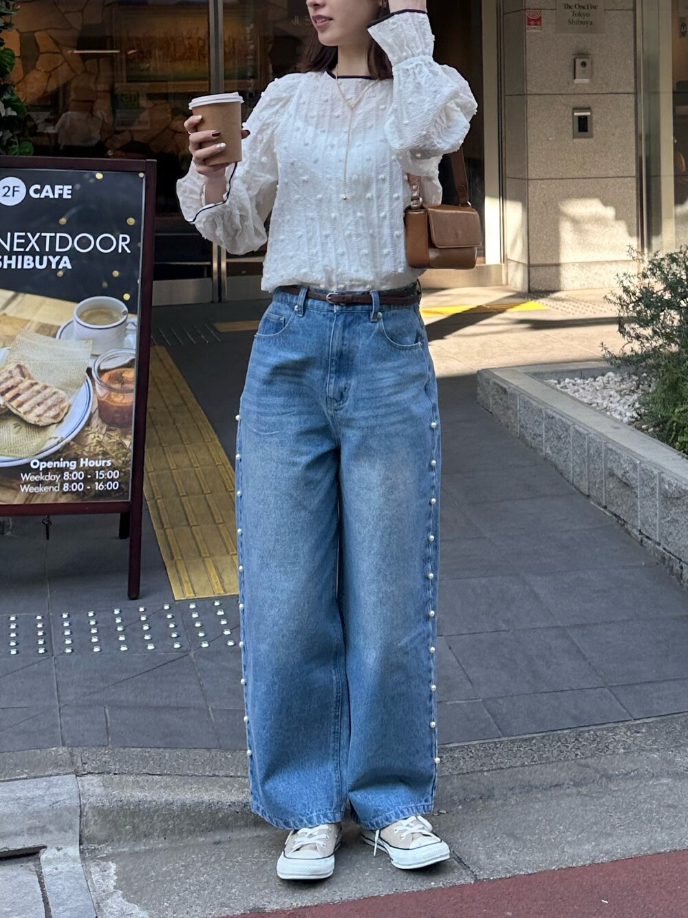 「春コーデ、春服コーデ、春、デニムコーデ、大人コーデ、オトナカジュアル、春服、大人可愛い、ブラウスコーデ、ブラウス、ブラウス×デニム、パールデニム、スニーカー、スニーカーコーデ、コンバース」｜「fredy emueのパール付きセミワイドデニムパンツ（デニムパンツ、ブルー系）」を使った、Maikaさん（レディース・163cm）の春コーディネートの1枚目の写真