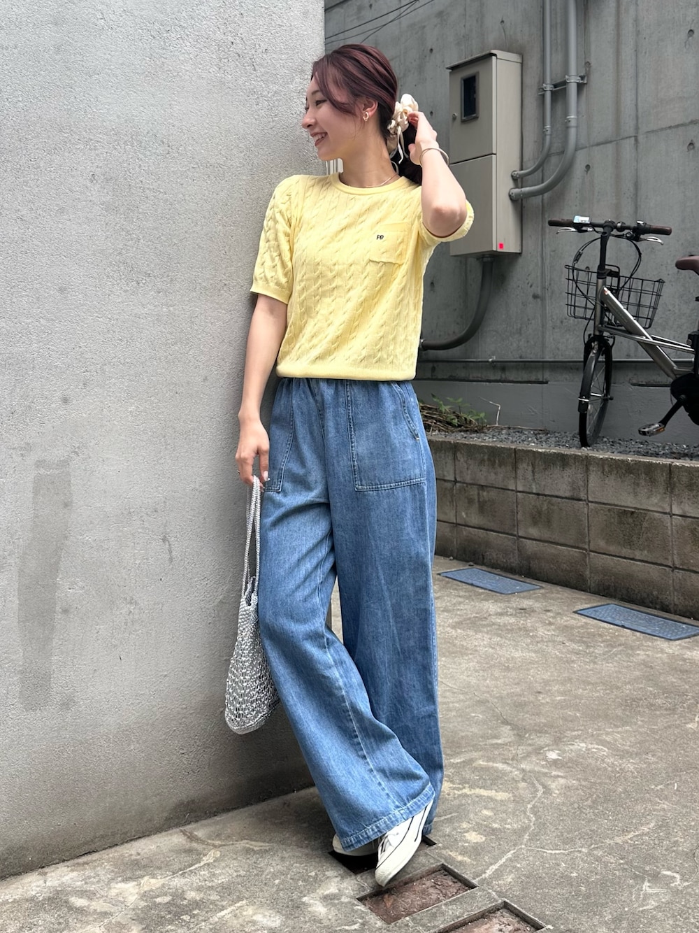 「スニーカー、デニム、パンツコーデ、夏ファッション、甘めカジュアル、サマーニット、半袖ニット、デニムパンツ、デニムコーデ、ライトオンスデニム、イージーパンツ、巾着バッグ、メタルバッグ、シュシュ、お出かけコーデ」｜「fredy emueのFR刺繍ケーブル柄ポケ付きプルオーバー（ニット/セーター、イエロー系）」を使った、Maikaさん（レディース・163cm）の春コーディネートの1枚目の写真