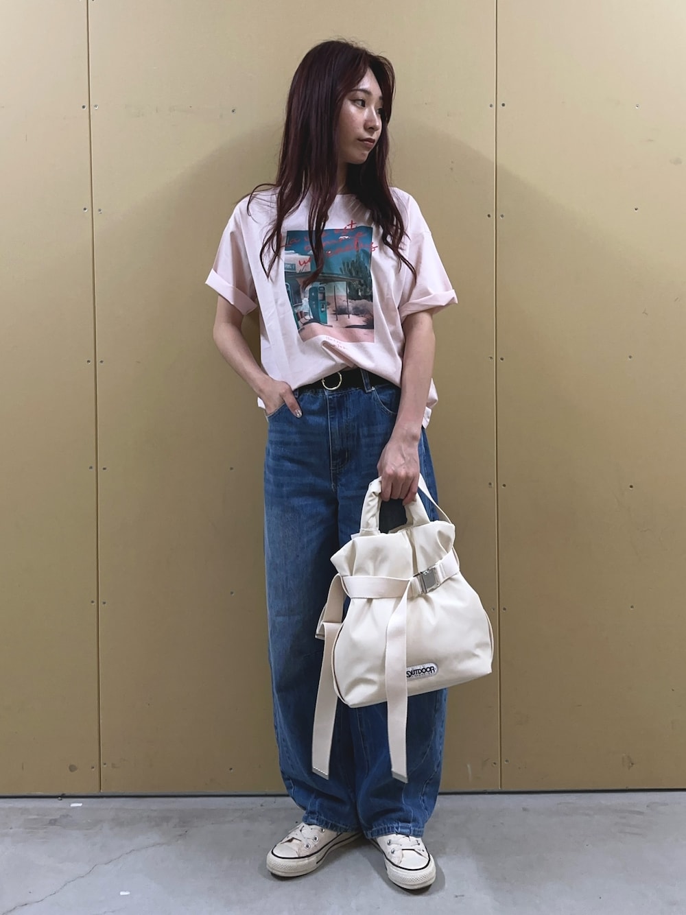 「夏コーデ、デニム、休日スタイル、ゆるコーデ、パンツコーデ、Tシャツコーデ、プリントT、カーブデニム、ピンクTシャツ、デニムコーデ、カジュアル、お出かけコーデ、3wayバッグ、OUTDOOR PRODUCTS、アウトドアスタイル」｜「fredy emueのカーブデニムパンツ（デニムパンツ、ブルー系）」を使った、Maikaさん（レディース・163cm）の夏コーディネートの1枚目の写真