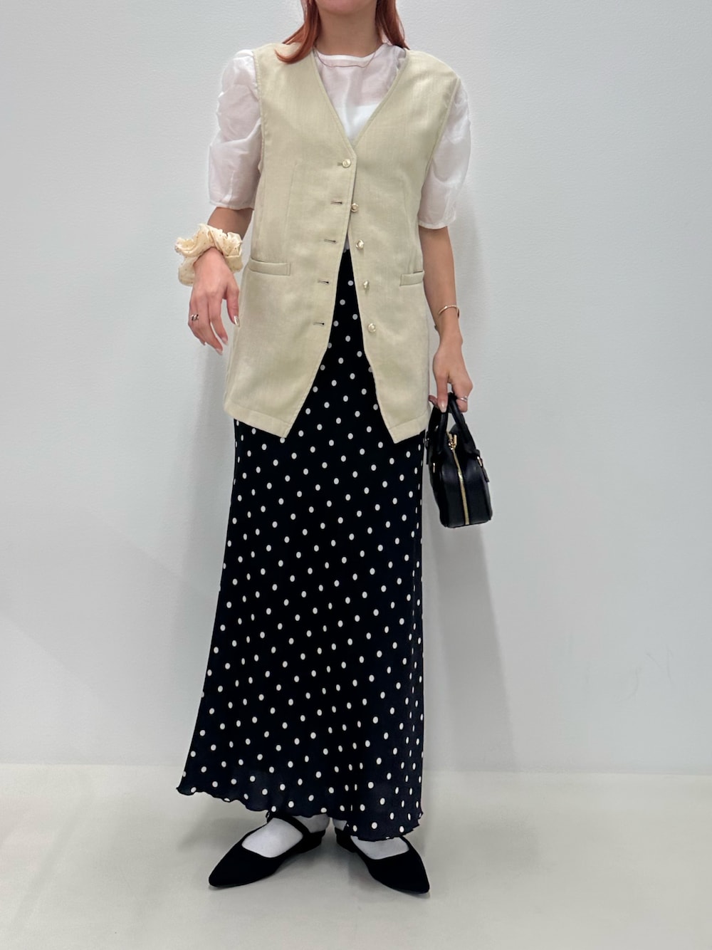 「カジュアルスタイル、オトナ女子、お出かけコーデ、大人コーデ、大人カジュアルコーデ、夏コーデ、キレイめカジュアル、ベスト、ベストコーデ、スカート、スカートスタイル、サテンスカート、ドットスカート、ドット柄、ブラウス」｜「fredy emueのワッシャーサテンドットスカート（スカート、ブラック系）」を使った、Maikaさん（レディース・163cm）の夏コーディネートの1枚目の写真