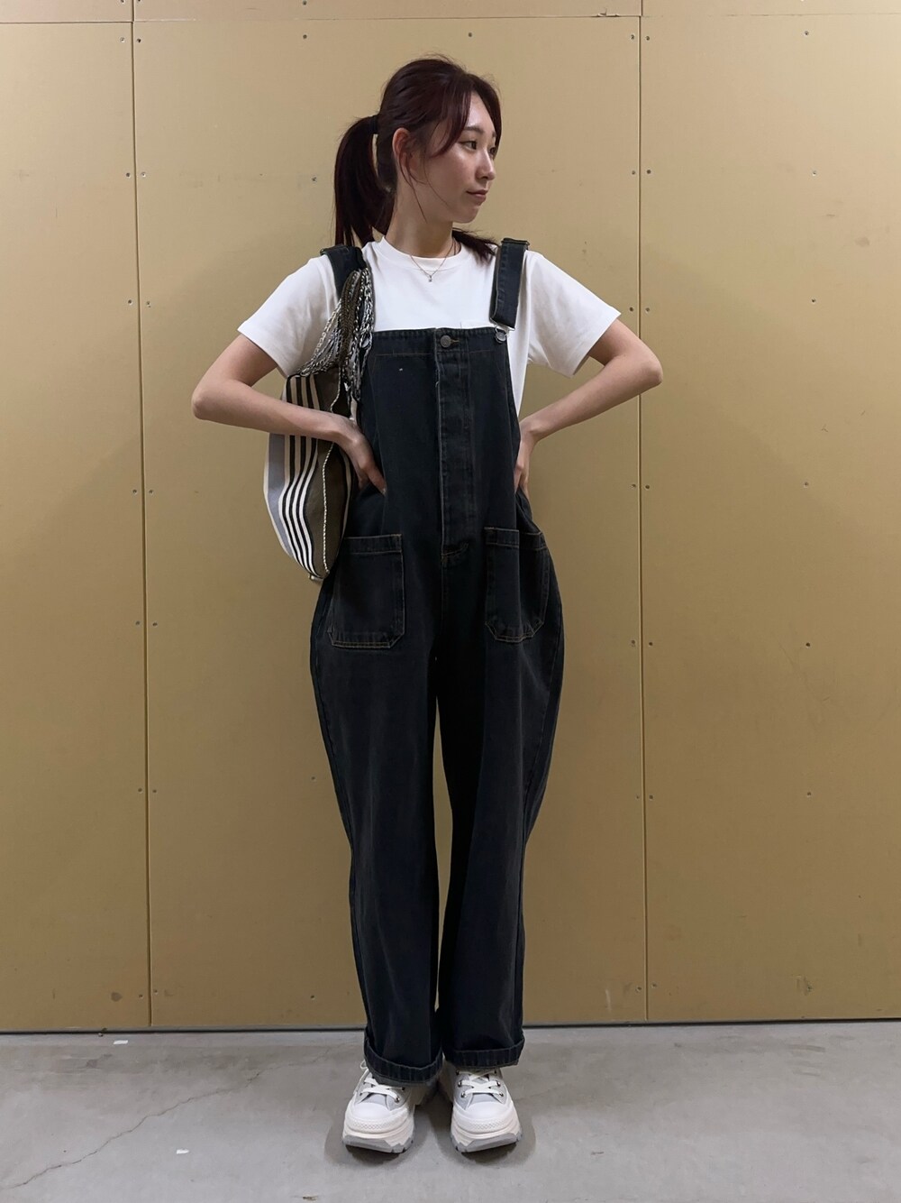 「デニム、オトナカジュアル、着回しコーデ、春夏コーデ、骨格ウェーブ、楽チンコーデ、ゆったりコーデ、サロペット、パンツコーデ、トートバッグ、converse、スニーカー、厚底スニーカー、GEVACO、デニムコーデ」｜「GEVACOの【GEVACO/ゲバコ】12.5OZデニムサロペット（サロペット/オーバーオール、グレー系）」を使った、Maikaさん（レディース・163cm）の春コーディネートの1枚目の写真