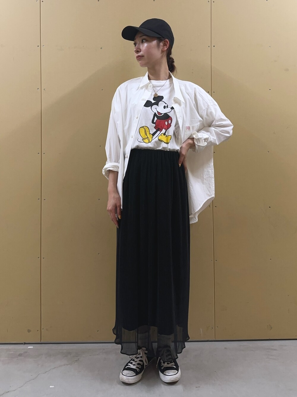 「レイヤードスタイル、きれいめカジュアル、夏コーデ、休日スタイル、カジュアルガーリー、スカート、ラメスカート、ミッキーT、Tシャツ、長袖シャツ、梅雨コーデ、雨の日コーデ、キャップ、プリーツスカート、ディズニーコーデ」｜「fredy emueのラメプリーツセミフレアスカート（スカート、ブラック系）」を使った、Maikaさん（レディース・163cm）の夏コーディネートの1枚目の写真