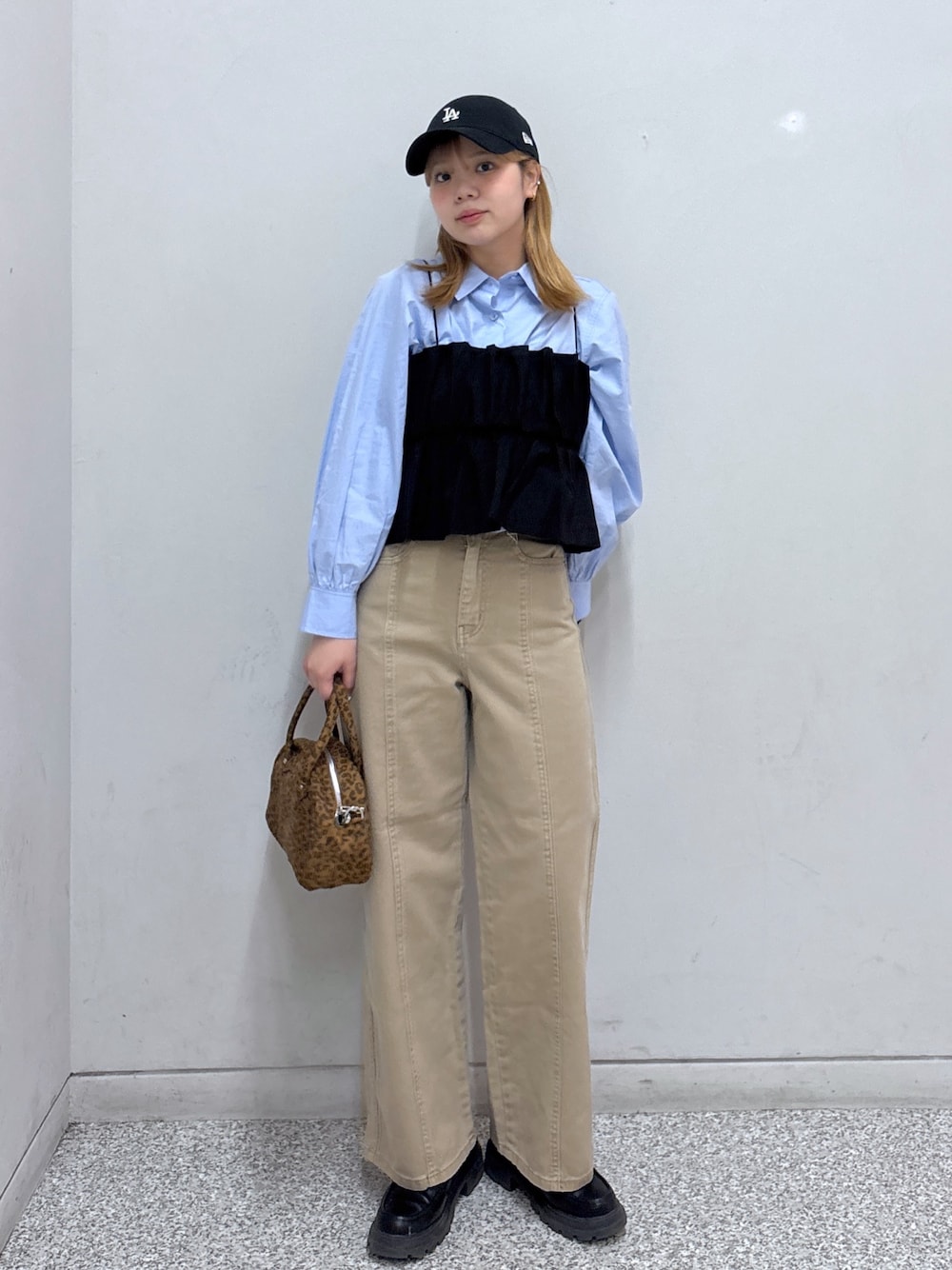 「大人カジュアル、休日スタイル、デートコーデ、お出かけコーデ、プチプラ、ローファー、ビスチェ、春夏コーデ、キャップ、春ファッション、カジュアルスタイル、春、大人可愛い、お洒落さんとつながりたい、カラーコーデ」｜「FREE'S MARTのビッグポケットショート丈シャツ（シャツ/ブラウス、ブルー系）」を使った、nanakaさん（骨格ストレート・レディース・158cm）の春コーディネートの1枚目の写真