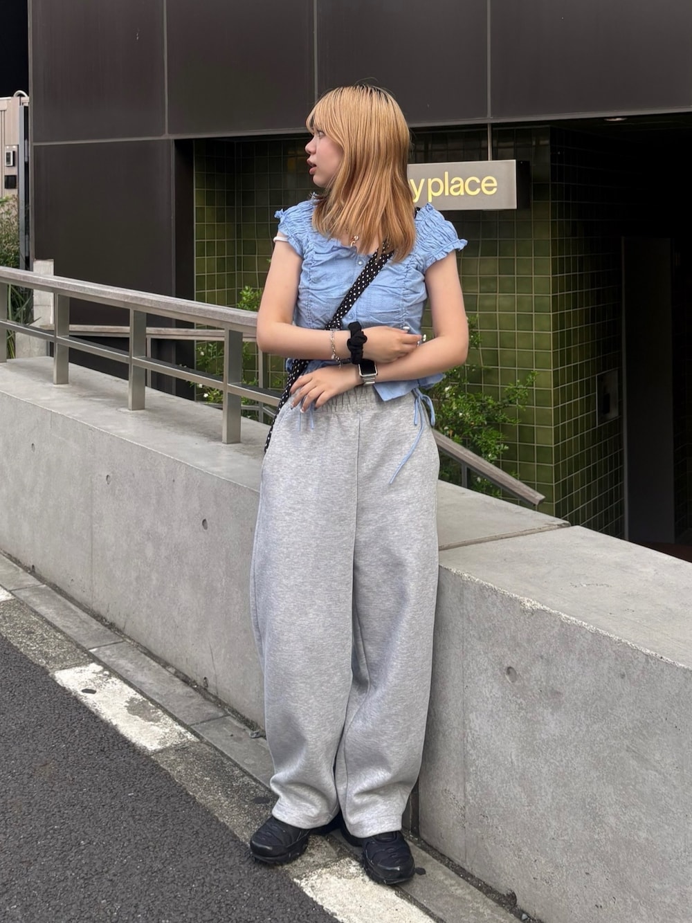 「夏ルックで気分アップ、カラーコーデ、テーマパークコーデ、シンプルコーデ、夏コーデ、韓国ファッション、スニーカー、プチプラ、お出かけコーデ、フェススタイル」｜「FREE'S MARTの◆ドロストリボンフレンチブラウス（シャツ/ブラウス、ブルー系）」を使った、nanakaさん（骨格ストレート・レディース・158cm）の夏コーディネートの1枚目の写真