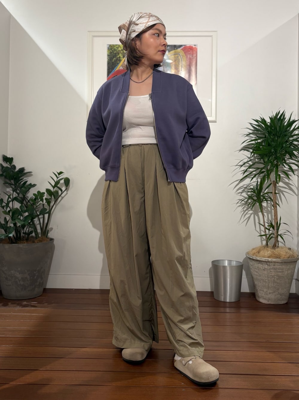 ベージュ系のその他パンツ、パープル系のカーディガン/ボレロ、ブラウン系のバンダナ/スカーフを着用したレディースの秋コーディネートの1枚目の写真