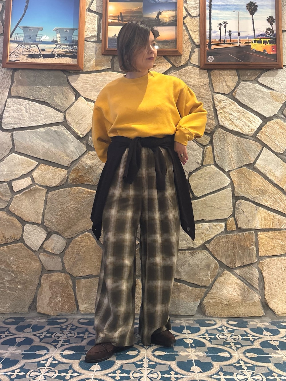 グリーン系のその他パンツ、イエロー系のスウェット、ブラウン系のカーディガン/ボレロを着用したレディースの秋コーディネートの1枚目の写真