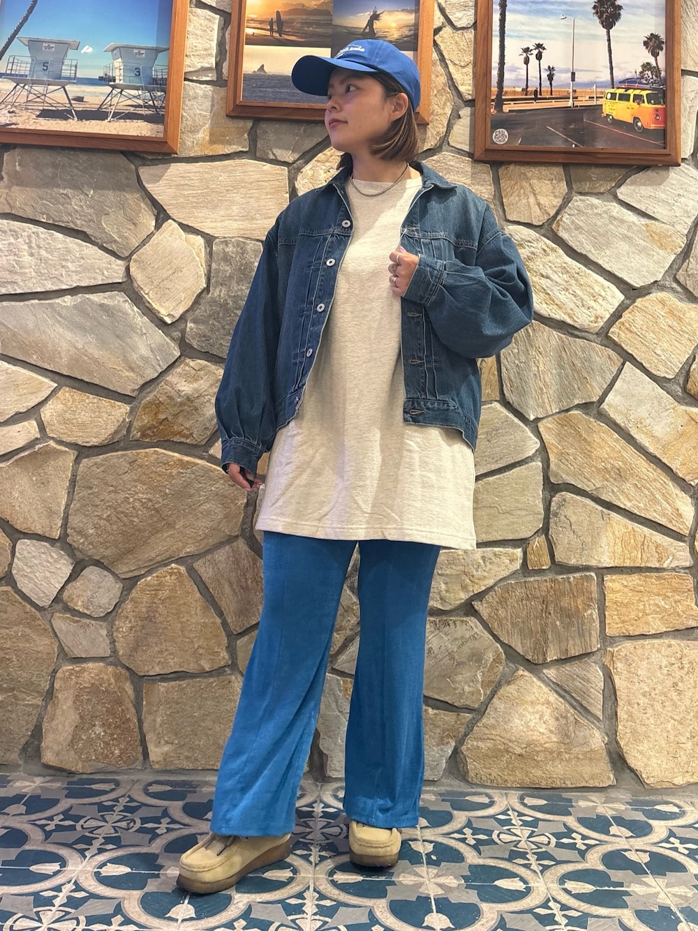 ホワイト系のTシャツ/カットソー、ベージュ系のブーツ、ブルー系のデニムジャケットを着用したレディースの秋コーディネートの1枚目の写真