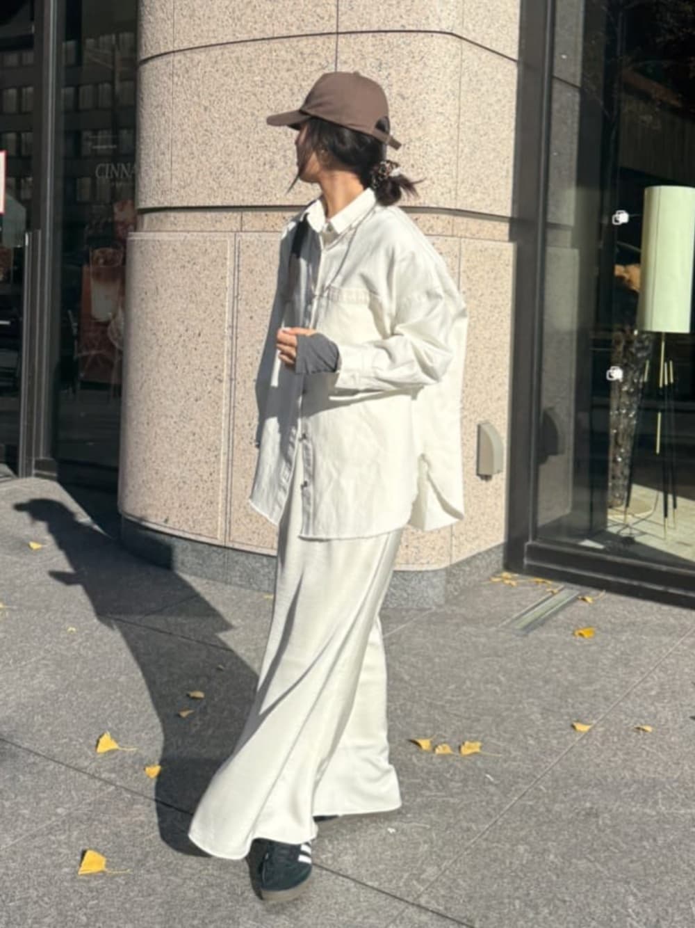 ブルー系のシャツ/ブラウス、ホワイト系のスカートを着用したレディースの冬コーディネートの1枚目の写真