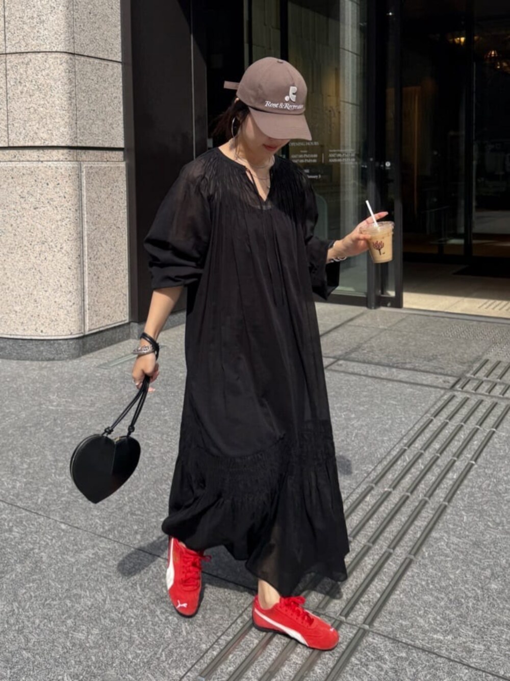 ブラック系のワンピースを着用したレディースの春コーディネートの1枚目の写真