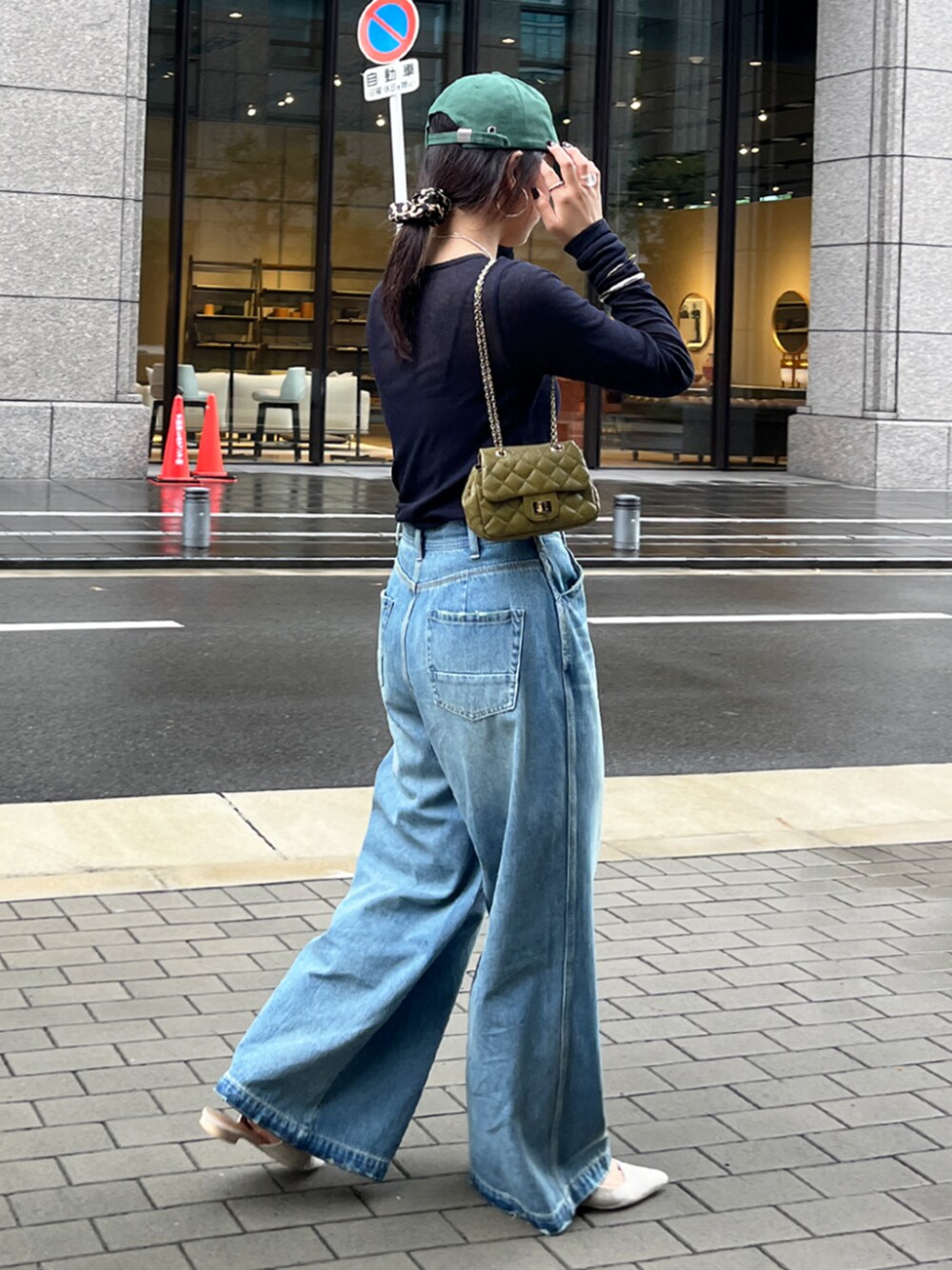 ブルー系のTシャツ/カットソー、ブルー系のデニムパンツ、グリーン系のキャップを着用したレディースの夏コーディネートの1枚目の写真