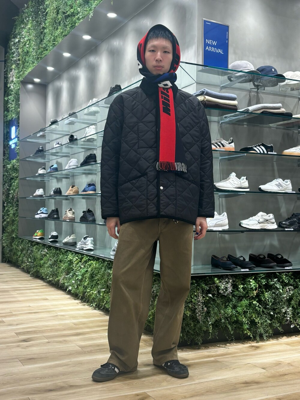 ブラック系のその他アウター、ブラウン系のデニムパンツ、ブラック系のスニーカーを着用したメンズの秋コーディネートの1枚目の写真