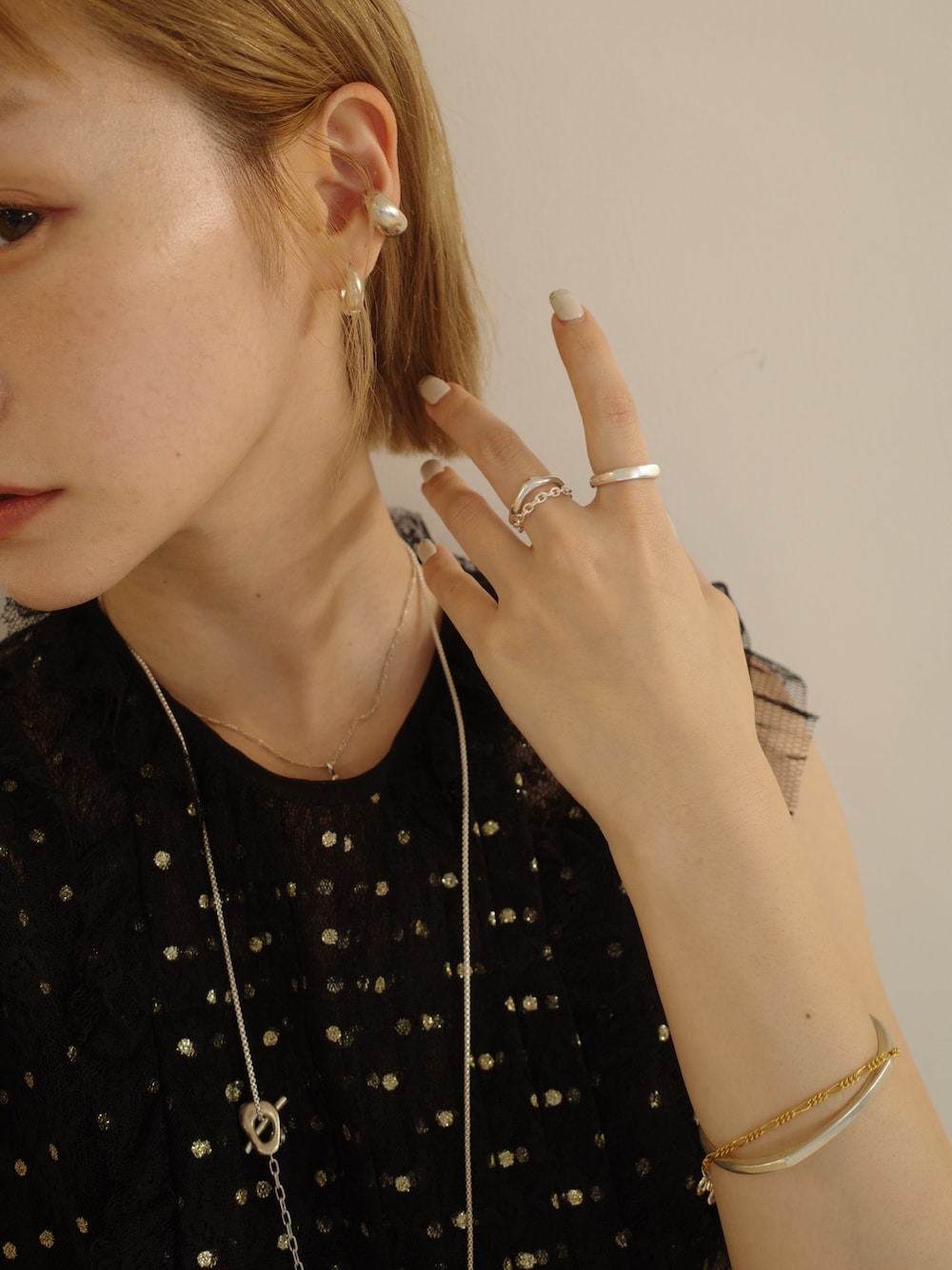 「ピアス、イヤーカフ、アクセサリー、アクセサリー重ね付け、シルバーアクセサリー、シルバーリング、ブレス、ブレスレット、ブレスレット重ね着け、バングル重ねづけ、バングル、ネックレス、ネックレス重ね付け、ネックレスコーデ、ネックレス付き」｜「TEN.のSILVER925 フィグイヤーカフ（イヤーカフ、シルバー系）」を使った、mika  matsuzonoさん（レディース・154cm）の夏コーディネートの1枚目の写真