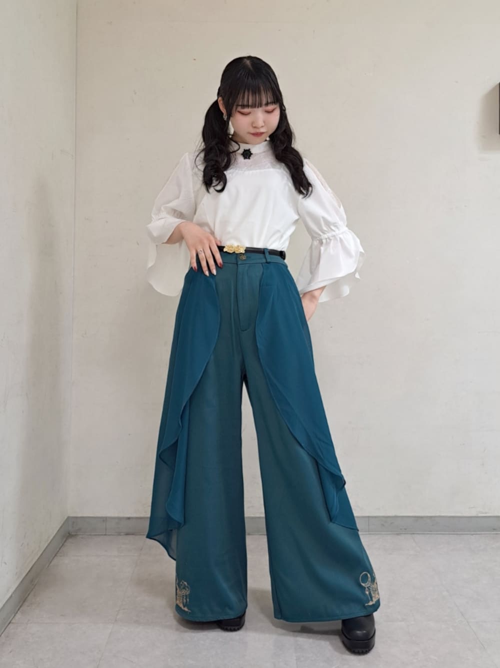 「axes femme、axes femme POETIQUE、キレイめカジュアル、大人かわいい、おでかけコーデ、おしゃれさんと繋がりたい、初夏コーデ、女子会コーデ、着回しコーデ、フレアパンツ、148cmコーデ」｜「axes femme POETIQUEのブローチ付フレア袖ブラウス（シャツ/ブラウス、ホワイト系）」を使った、こだまさん（レディース・148cm）の春コーディネートの1枚目の写真