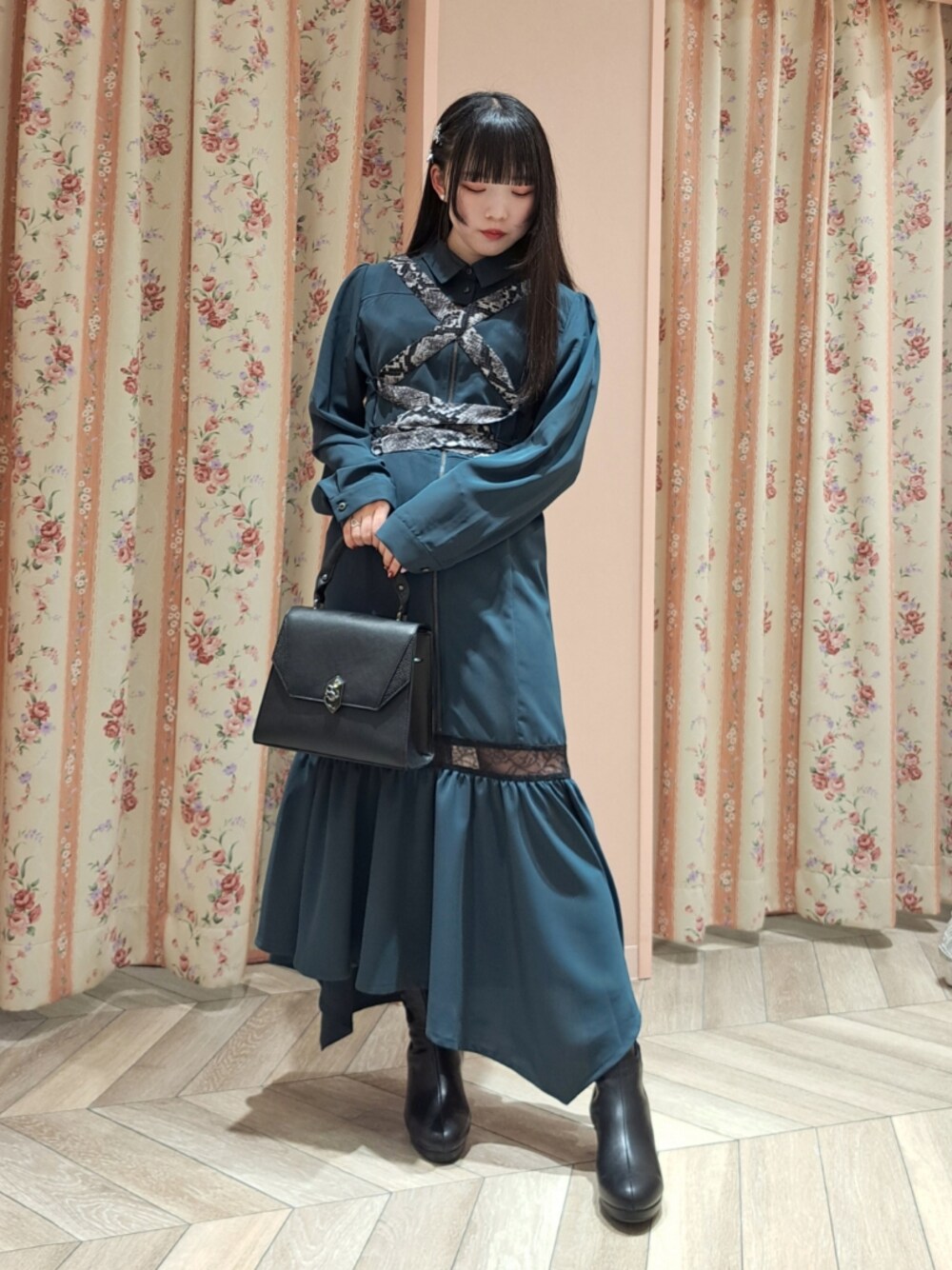 「axes femme、axes femme POETIQUE、axes femmeコーデ、ラクチンコーデ、お出かけコーデ、今日のコーデ、低身長」｜「axes femme POETIQUEのスネークベルトロングワンピース（ワンピース、ブルー系）」を使った、こだまさん（レディース・148cm）の冬コーディネートの1枚目の写真