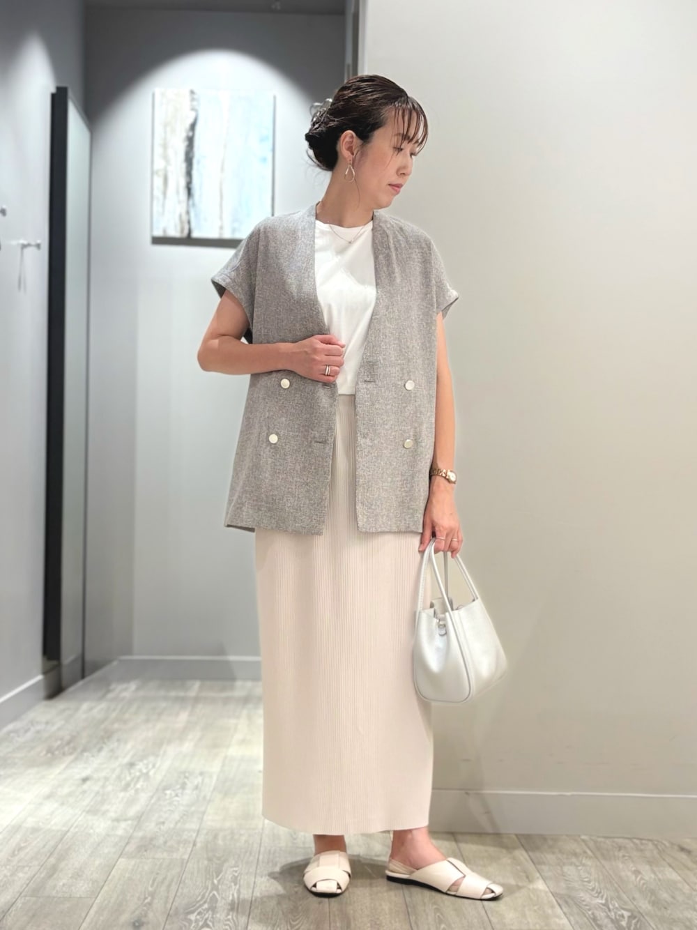 「デートコーデ、大人女子、キレイめカジュアル、シンプルカジュアル、夏服コーデ、最近のいい感じコーデ、おしゃれさんと繋がりたい、オトナカジュアル、オーバーサイズ、ジャケット、ジャケットスタイル、スカート、タイトスカート、フレンチスリーブ、ノースリーブ」｜「abahouse mavieのライトツィードフレンチジャケット/春服/夏服（ノーカラージャケット、ベージュ系）」を使った、yoshidaさん（レディース・166cm）の夏コーディネートの1枚目の写真