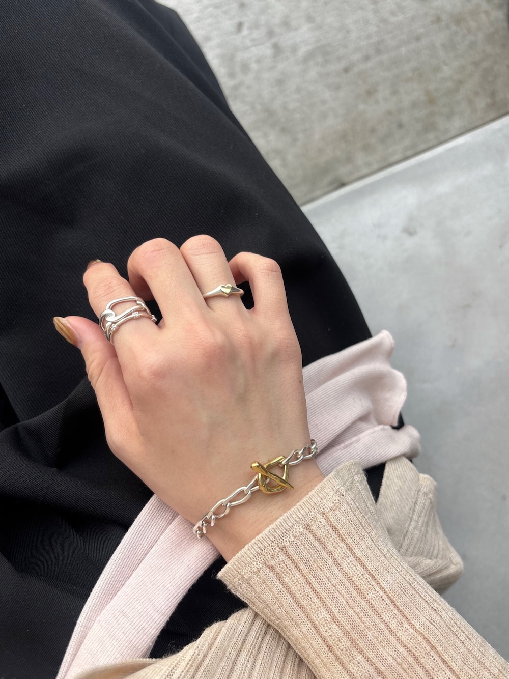 シルバー系のネックレス、シルバー系のブレスレット、シルバー系のリングを着用したレディースの春コーディネートの1枚目の写真