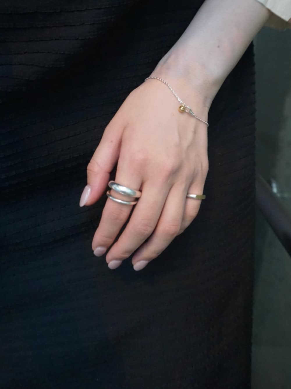 シルバー系のブレスレット、シルバー系のリング、シルバー系のリングを着用したレディースの冬コーディネートの1枚目の写真