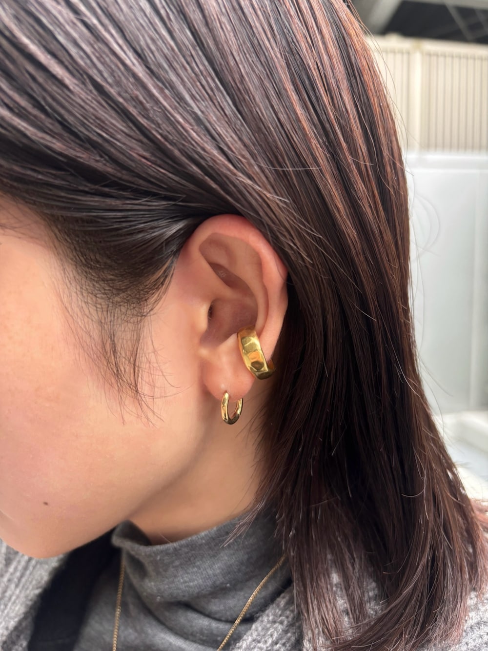 ゴールド系のリング、ゴールド系のピアス(両耳用)を着用したレディースの冬コーディネートの1枚目の写真