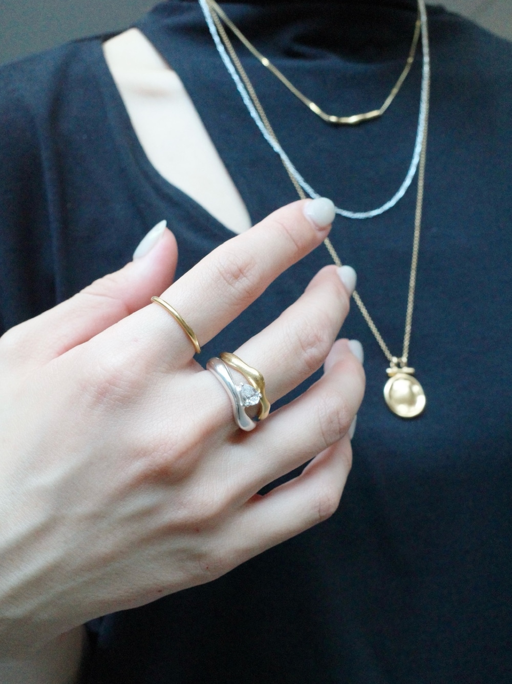 ゴールド系のリング、シルバー系のリング、ゴールド系のリングを着用したレディースの夏コーディネートの1枚目の写真