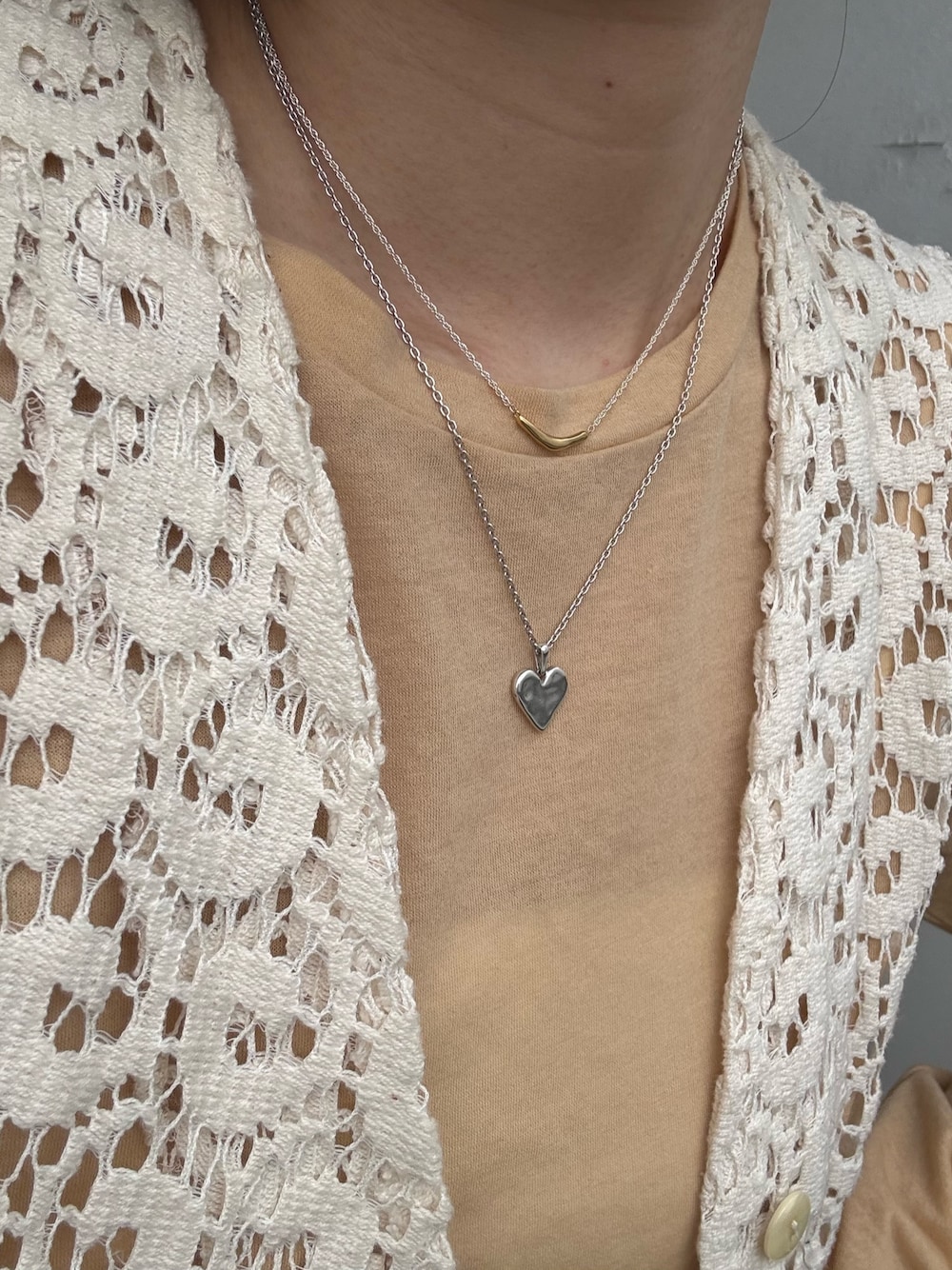 シルバー系のネックレス、シルバー系のネックレスを着用したレディースの春コーディネートの1枚目の写真