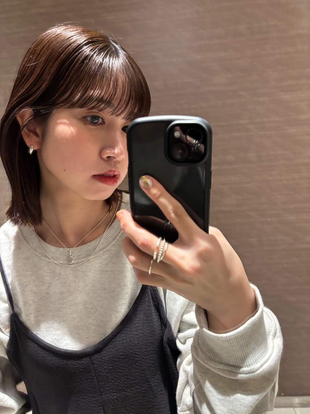 シルバー系のイヤリング、シルバー系のピアス(両耳用)、シルバー系のネックレスを着用したレディースの春コーディネートの1枚目の写真