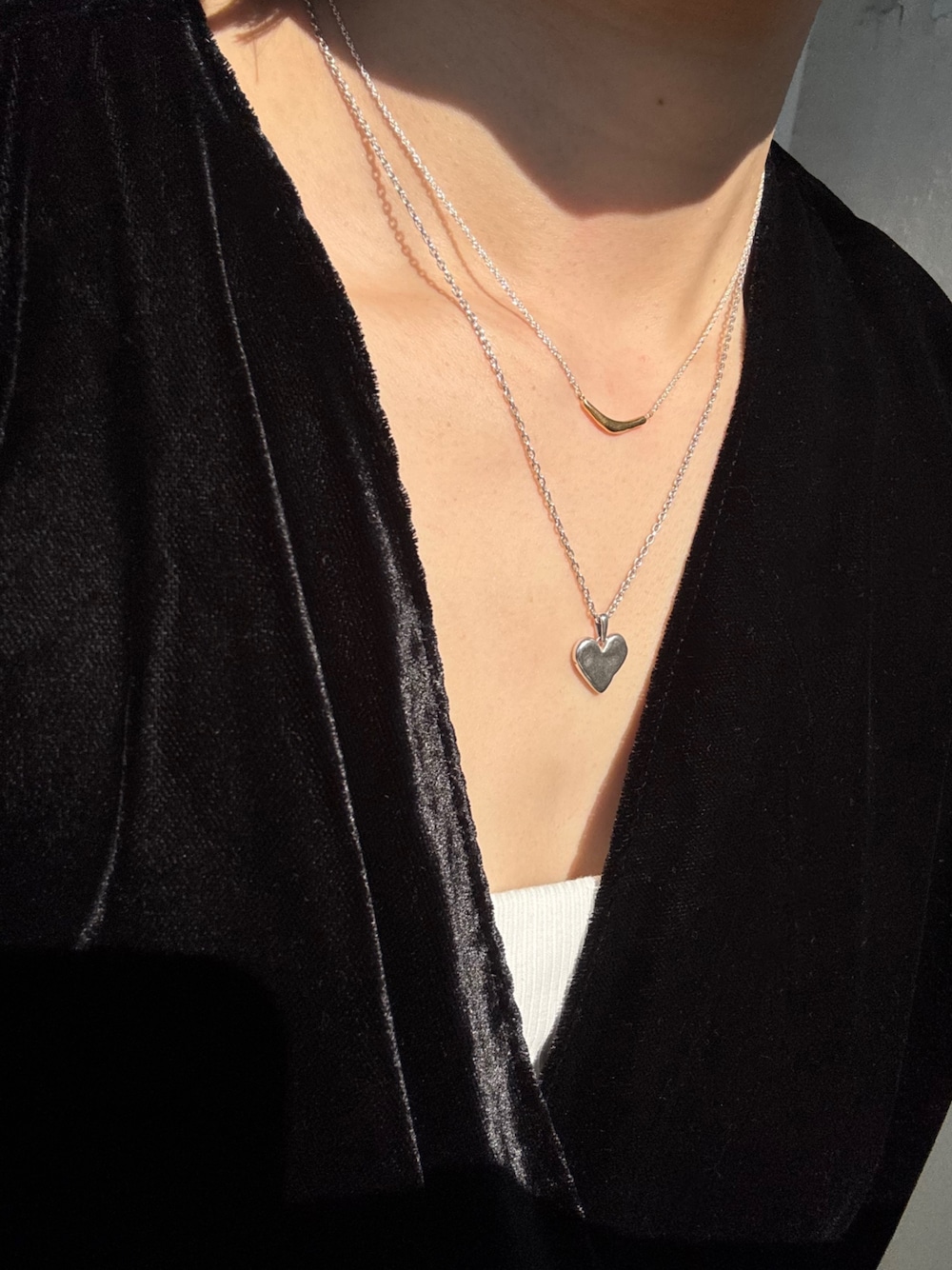 シルバー系のネックレス、シルバー系のネックレスを着用したレディースの春コーディネートの1枚目の写真