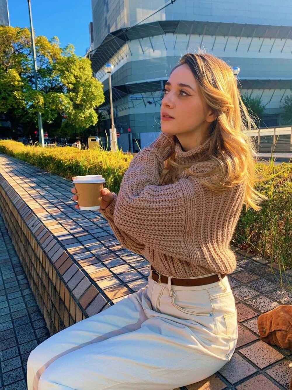 「セーター、ニット、ホワイト、ベージュ」｜「H&Mのアイテム（ニット/セーター、ベージュ系）」を使った、Victoriaさん（レディース・163cm）の春コーディネートの1枚目の写真