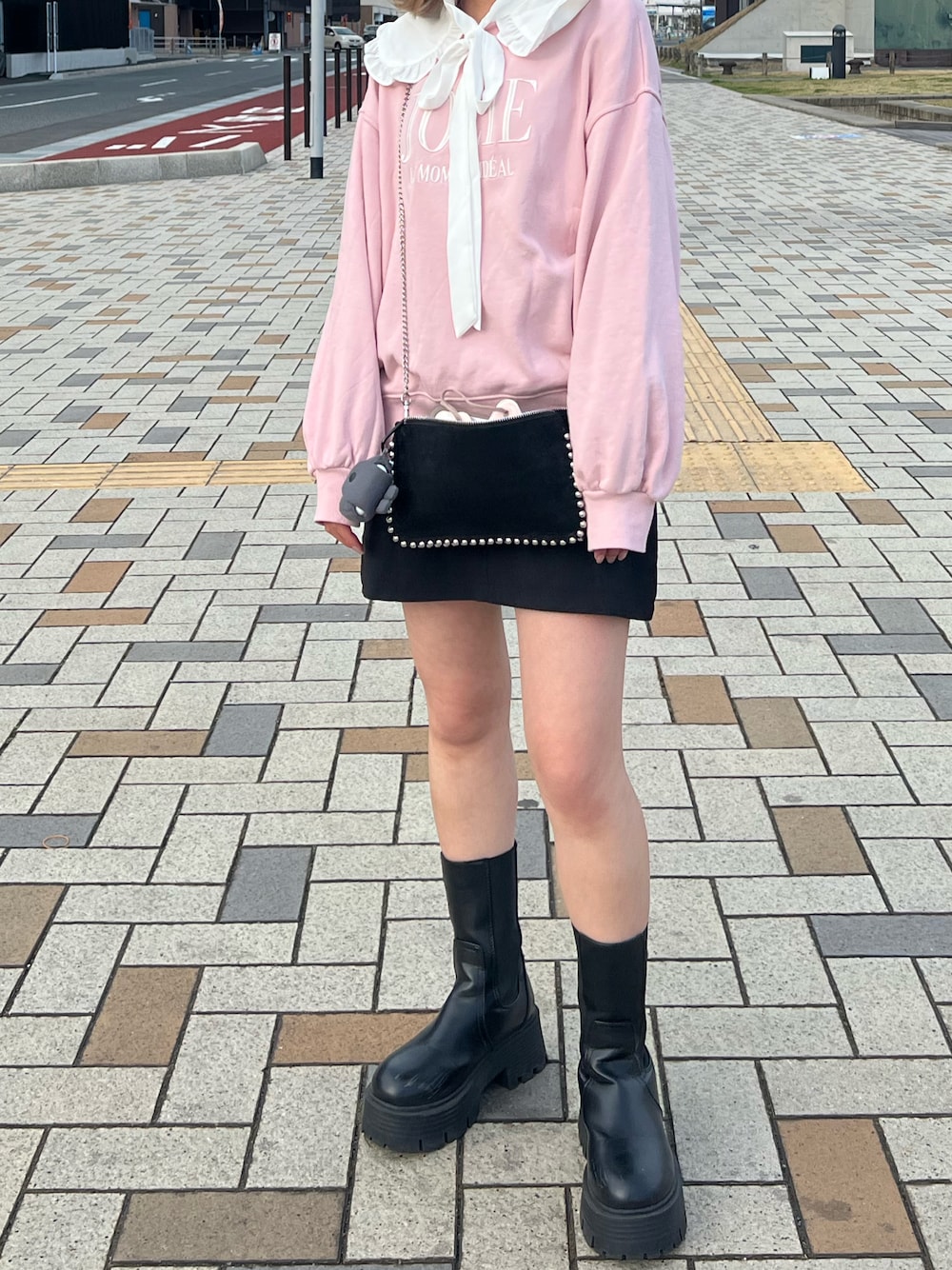 「春服コーデ、ブラウス、ショートブーツ、ピンクコーデ、ピンク、低身長、低身長コーデ、フレンチガーリー、ガーリー」｜「one after another NICE CLAUPのオーバーサイズがポイント。ビックシルエットロゴ刺繍スウェット（スウェット、ピンク系）」を使った、na81390さん（レディース・152cm）の春コーディネートの1枚目の写真