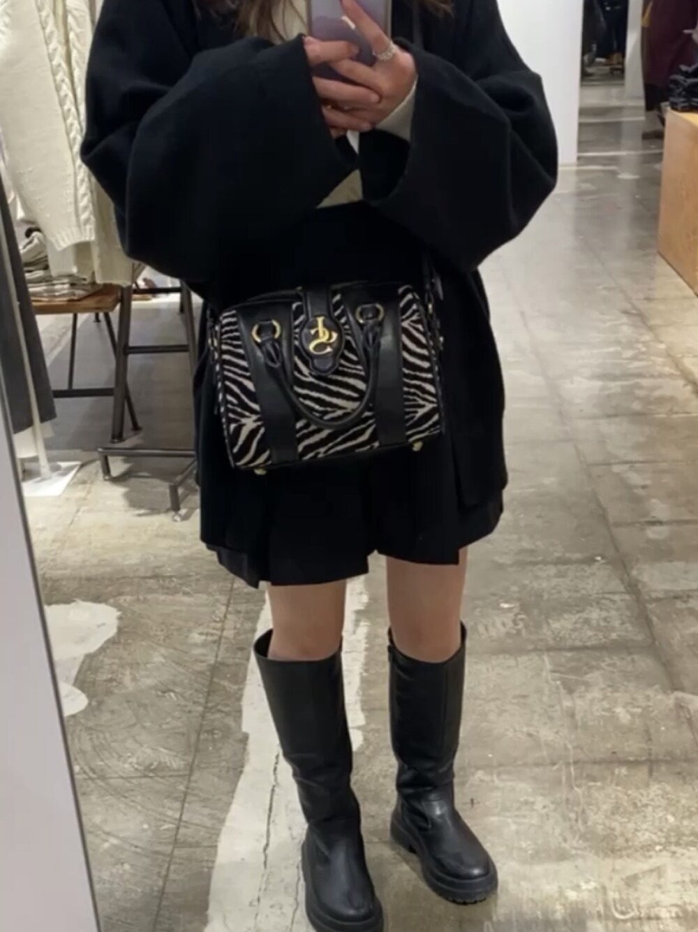 「低身長、低身長コーデ、低身長女子、秋冬コーデ、おしゃれさんと繋がりたい、ロングブーツコーデ、カーディガン、休日コーデ、JEANASIS、フーズフーチコ、モノトーン」｜「JEANASISのヴィンテージボストンバッグ/214938（ショルダーバッグ、ブラック系）」を使った、na81390さん（レディース・152cm）の秋コーディネートの1枚目の写真