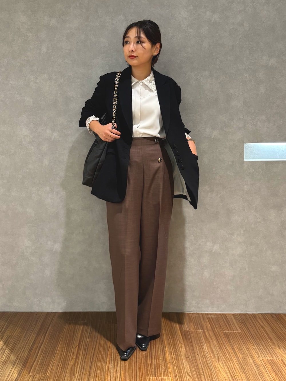 ブラウン系のその他パンツ、ホワイト系のシャツ/ブラウス、ブラック系のテーラードジャケットを着用したレディースの秋コーディネートの1枚目の写真