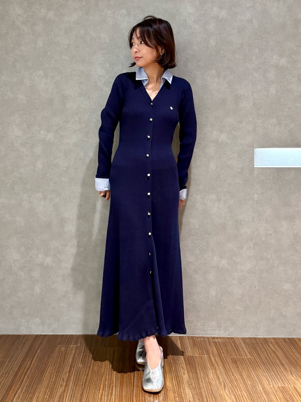 ブルー系のワンピースを着用したレディースの秋コーディネートの1枚目の写真