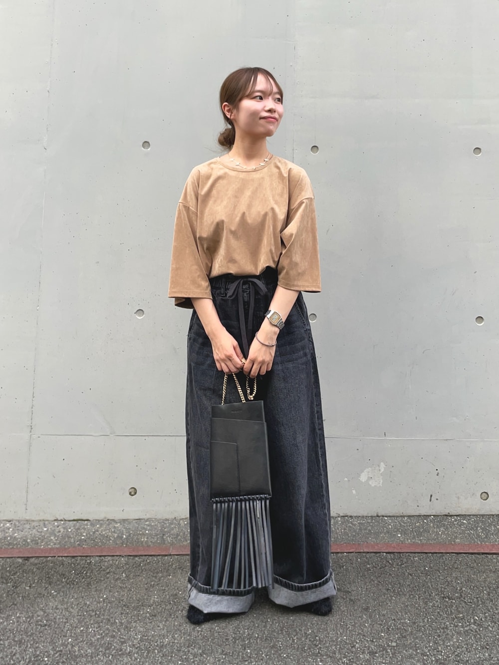 ブラック系のデニムパンツ、ベージュ系のTシャツ/カットソー、ブラック系のその他シューズを着用したレディースの秋コーディネートの1枚目の写真