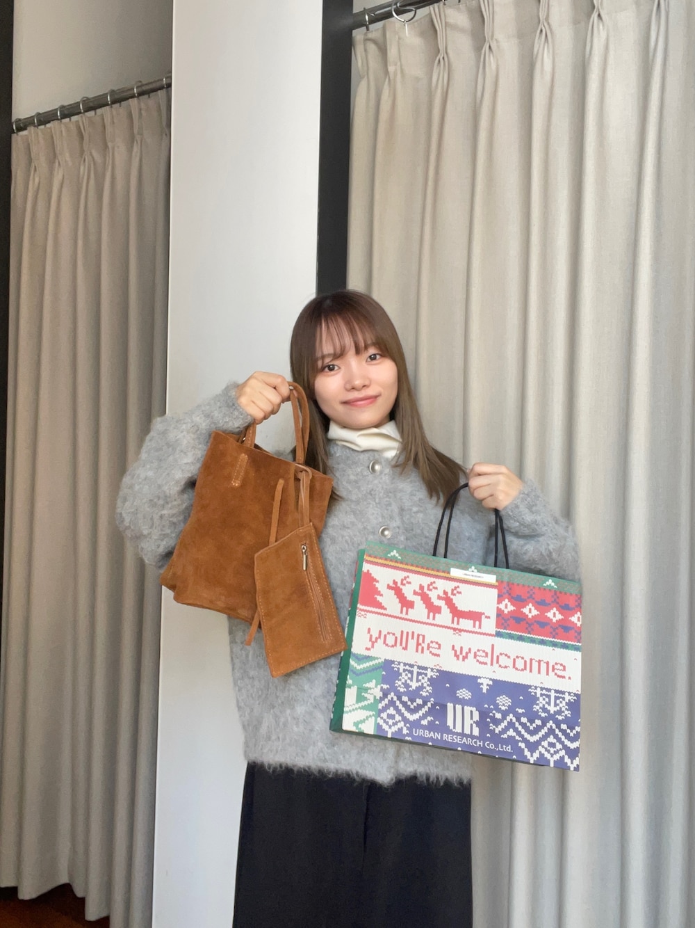 グリーン系のカーディガン/ボレロ、イエロー系のトートバッグを着用したレディースの秋コーディネートの1枚目の写真