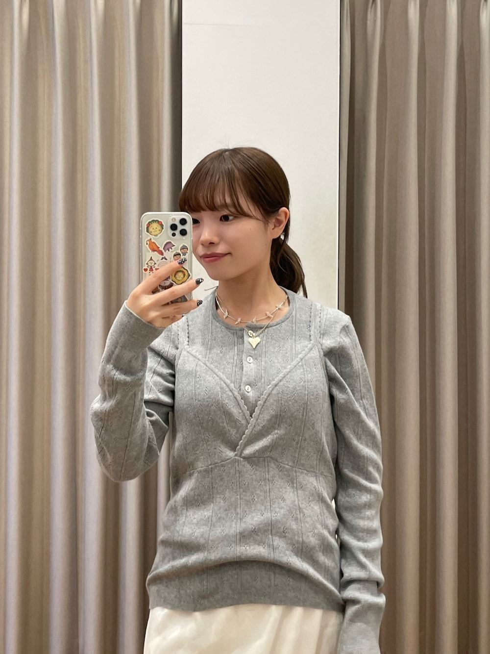 グレー系のニット/セーター、グレー系のニット/セーター、ベージュ系のスカートを着用したレディースの冬コーディネートの1枚目の写真