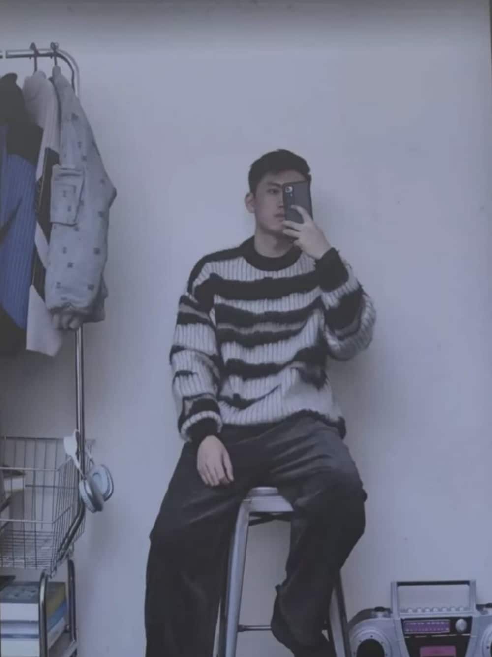 ブラック系のニット/セーターを着用したメンズの秋コーディネートの1枚目の写真