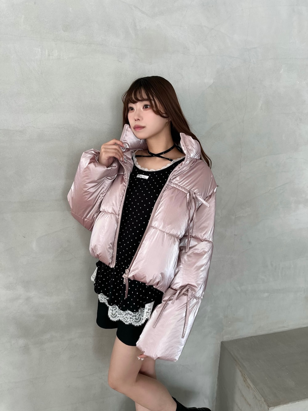 ブラック系のTシャツ/カットソー、ピンク系のダウンジャケット/コートを着用したレディースの秋コーディネートの1枚目の写真