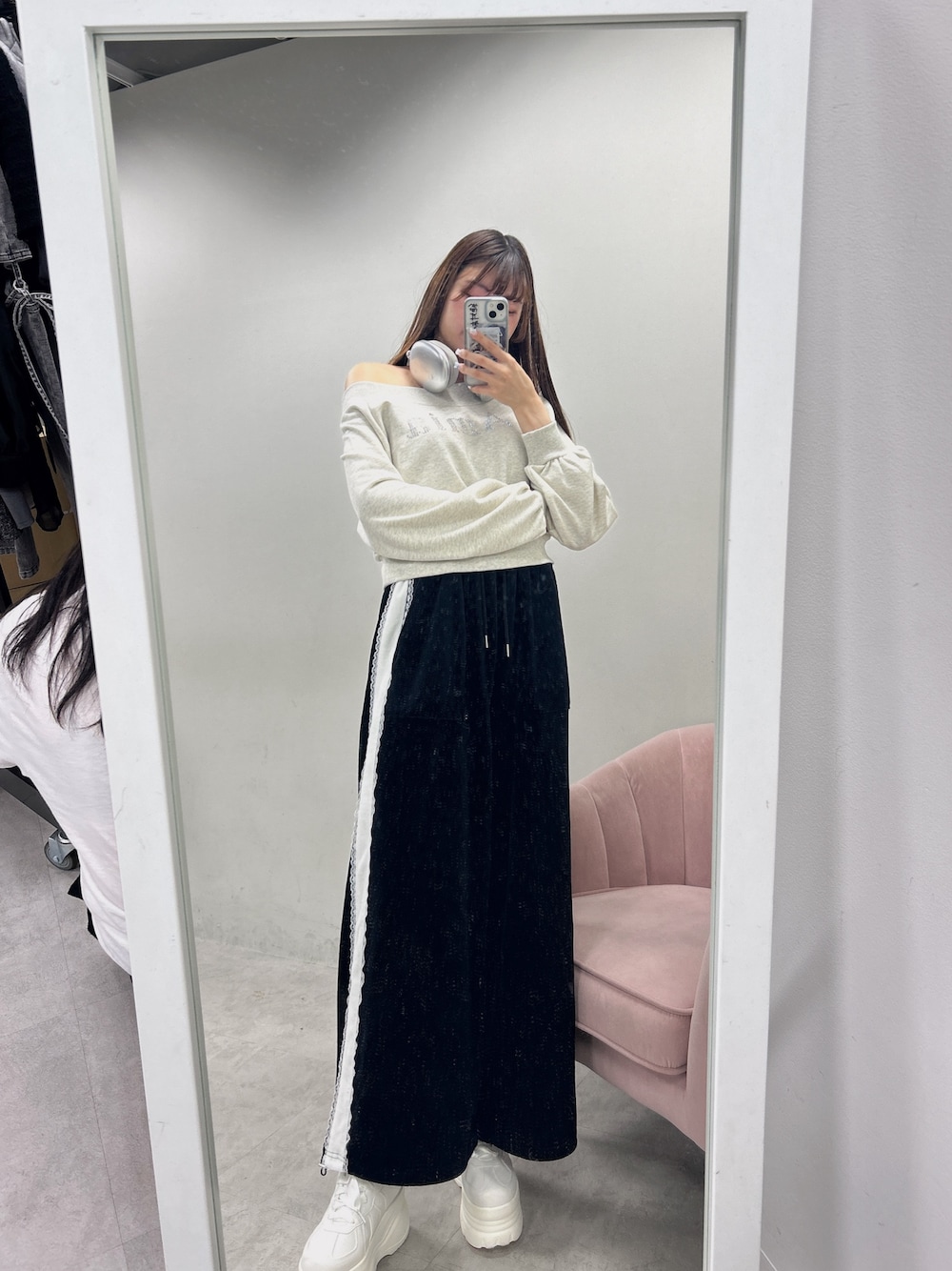 ベージュ系のスウェット、ブラック系のスウェットパンツ、ホワイト系のスニーカーを着用したレディースの夏コーディネートの1枚目の写真