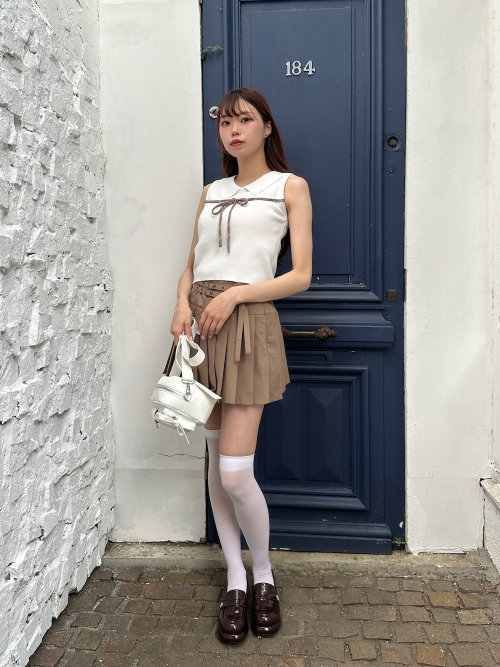 「オリーブ デ オリーブ(OLIVE des OLIVE)、OLIVE des OLIVE、夏、夏コーデ、夏服、ノースリーブ、ノースリーブニット、プリーツスカート」｜「OLIVE des OLIVEのノースリリボンニット（ニット/セーター、ホワイト系）」を使った、ᴋᴀɴᴀᴜさん（レディース・165cm）の夏コーディネートの1枚目の写真
